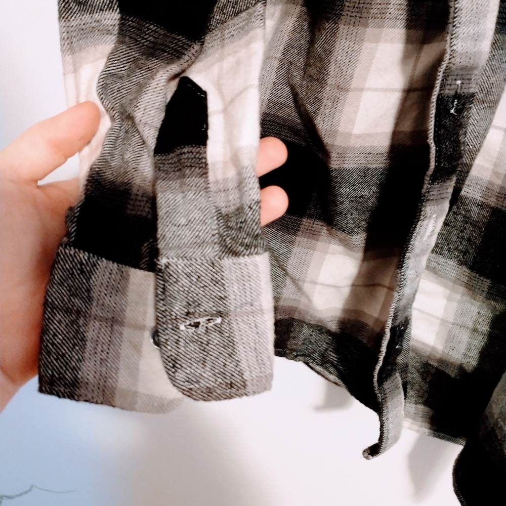 Old Navy the boyfriend shirt white and black plaid flannel button up size small. - Picture 3 of 5